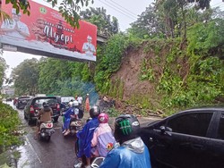 Longsor-Pohon Tumbang, Lalin Jalan Gatot Subroto Tabanan Tersendat Sejam