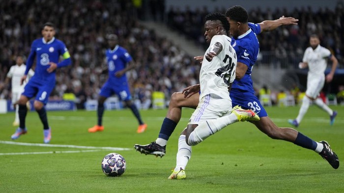 Real Madrids Vinicius Junior, foreground, tries to pass the ball as Chelseas Wesley Fofana defends during the Champions League quarterfinal, first leg, soccer match between Real Madrid and Chelsea at the Santiago Bernabeu stadium in Madrid, Spain, Wednesday, April 12, 2023. (AP Photo/Manu Fernandez)
