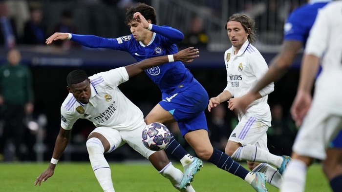 Real Madrids David Alaba, left, stops Chelseas Joao Felix during the Champions League quarterfinal, first leg, soccer match between Real Madrid and Chelsea at the Santiago Bernabeu stadium in Madrid, Spain, Wednesday, April 12, 2023. (AP Photo/Manu Fernandez)