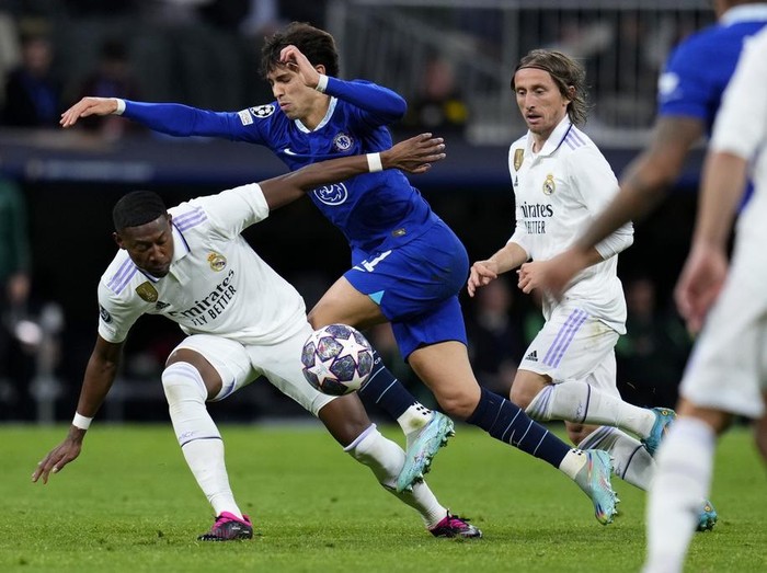 Real Madrids David Alaba, left, stops Chelseas Joao Felix during the Champions League quarterfinal, first leg, soccer match between Real Madrid and Chelsea at the Santiago Bernabeu stadium in Madrid, Spain, Wednesday, April 12, 2023. (AP Photo/Manu Fernandez)