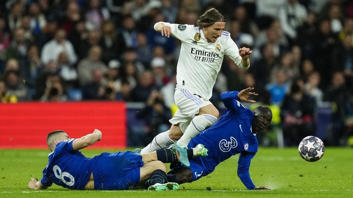 Real Madrid Libas 10 Pemain Chelsea Real Madrid's Luka Modric, top, vies for the ball with Chelsea defenders during the Champions League quarter final first leg soccer match between Real Madrid and Chelsea at Santiago Bernabeu stadium in Madrid, Wednesday, April 12, 2023. (AP Photo/Jose Breton)