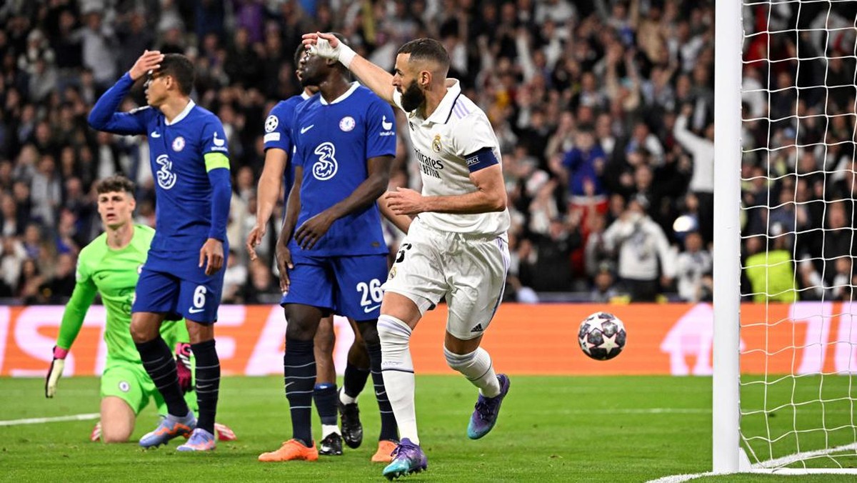 Momen Karim Benzema merayakan gol ke gawang Chelsea di babak pertama. (Foto: JAVIER SORIANO/AFP via Getty Images)