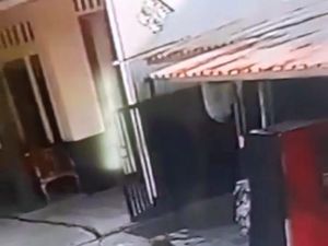 Aksi Santuy Emak-emak Berdaster Curi Emas-Ponsel Aksi Santuy Emak-emak Berdaster Curi Emas-Ponsel