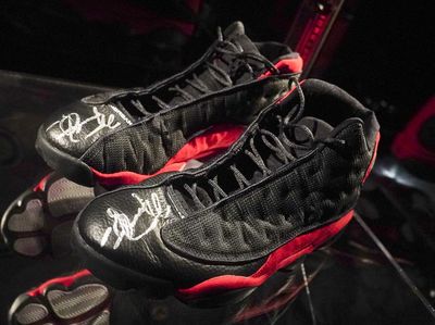 Rekor! Sepatu Michael Jordan di Final NBA 1998 Terjual Rp 33 Miliar