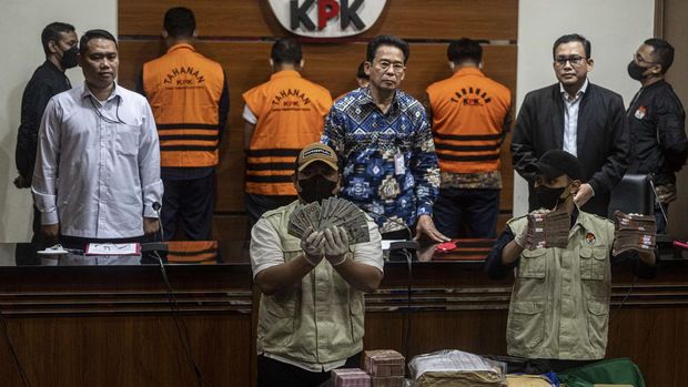 RILIS KASUS KORUPSI DITJEN PERKERETAAPIAN KEMENHUB Wakil Ketua KPK Johanis Tanak (tengah) didampingi Pelaksana Tugas Deputi Penindakan dan Eksekusi KPK Asep Guntur Rahayu (kiri) dan Juru Bicara KPK Ali Fikri (kanan) menunjukkan barang bukti uang tunai saat rilis kasus dugaan korupsi Ditjen Perkeretaapian Kementerian Perhubungan di Gedung KPK, Jakarta, Kamis (13/4/2023). KPK menetapkan dan menahan 10 orang tersangka yang terjaring kegiatan tangkap tangan terkait kasus dugaan korupsi pemberian dan penerimaan hadiah atau janji dalam proyek pembangunan dan pemeliharaan jalur keterta api di lingkungan Direktorat Jenderal Perkeretaapian Kementerian Perhubungan. ANTARA FOTO/Aprillio Akbar/aww.