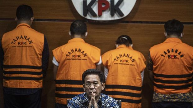 Wakil Ketua KPK Johanis Tanak (tengah) adalah anggota KPK, Kamis, Jakarta (13/4/2023). KPK menetapkan dan menahan 10 orang tersangka yang terjaring kegiatan tangkap tangan terkait kasus dugaan korupsi pemberian dan penerimaan hadiah atau janji d​​haarxorpire Perkakk danpillarulman. ANTARA FOTO/Aprillio Akbar/aww.