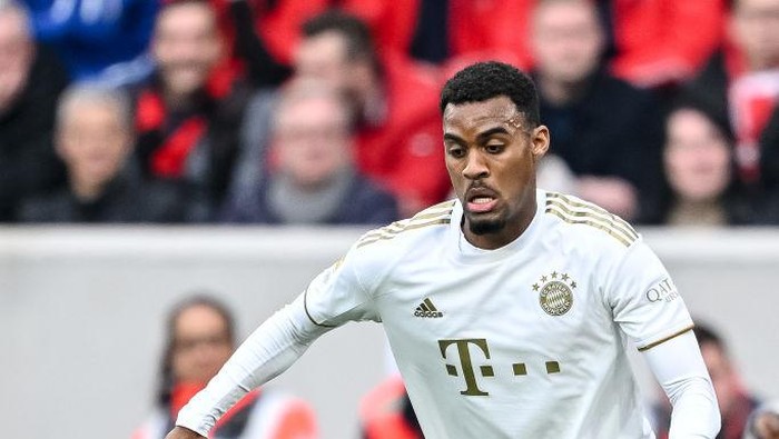 FREIBURG IM BREISGAU, GERMANY - APRIL 08: Ryan Gravenberch of Bayern Muenchen controls the Ball during the Bundesliga match between Sport-Club Freiburg and FC Bayern München at Europa-Park Stadion on April 8, 2023 in Freiburg im Breisgau, Germany. (Photo by Harry Langer/DeFodi Images via Getty Images)