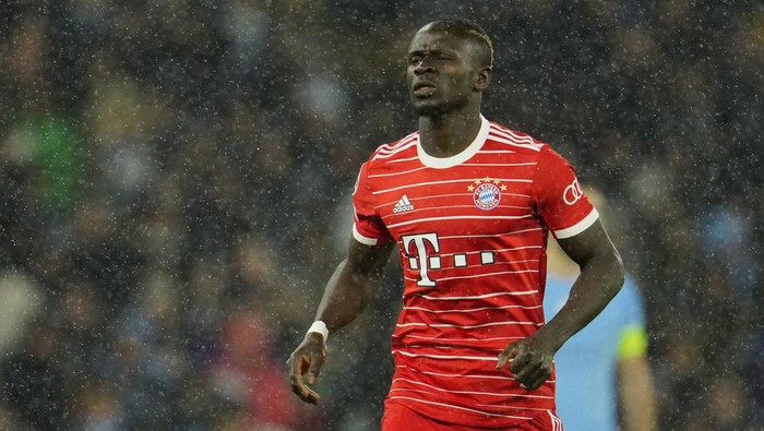 Bayerns Sadio Mane runs during the Champions League quarterfinal, first leg, soccer match between Manchester City and Bayern Munich at the Etihad stadium in Manchester, England, Tuesday, April 11, 2023. (AP Photo/Jon Super)