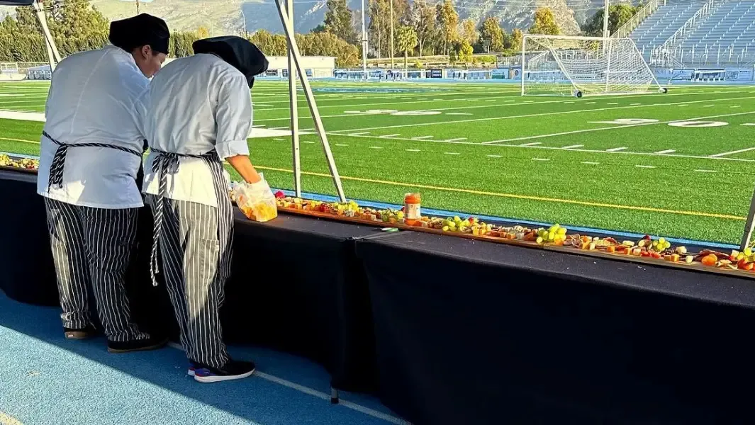 Keren! Sekelompok Siswa Pecahkan Rekor Makanan Terpanjang 62 Meter