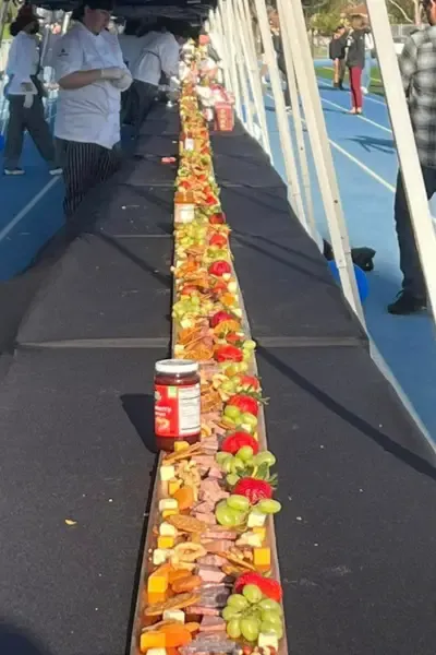 Keren! Sekelompok Siswa Pecahkan Rekor Makanan Terpanjang 62 Meter