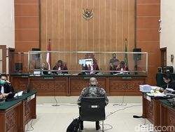 Sidang Pleidoi Dimulai, Irjen Teddy Minahasa Kutip Al-Baqarah Sidang Pleidoi Dimulai, Irjen Teddy Minahasa Kutip Al-Baqarah