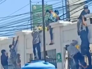 Momen Simpatisan Geruduk Kejati Sulsel saat Walkot Makassar Danny Diperiksa