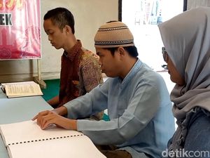 Siswa SLB Trenggalek Isi Ramadhan dengan Belajar Baca Al-Quran Braile