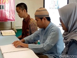 Siswa SLB Trenggalek Isi Ramadhan dengan Belajar Baca Al-Quran Braile