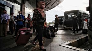 Terminal Pulogebang Mulai Ramai Pemudik