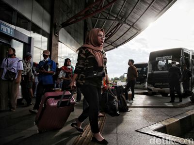 Terminal Pulogebang Mulai Ramai Pemudik