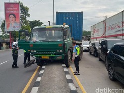 Truk Kontainer Tabrak Median Jalan Jogja-Solo, Lalin Tersendat