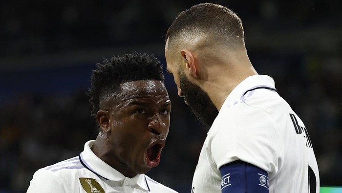 Soccer Football - Champions League - Quarter Finals - First Leg - Real Madrid v Chelsea - Santiago Bernabeu, Madrid, Spain - April 12, 2023 Real Madrids Karim Benzema celebrates scoring their first goal with Vinicius Junior REUTERS/Juan Medina