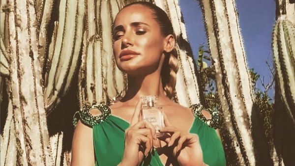 8 Potret Model yang Bikin Heboh, Jual Parfum Mengandung Keringatnya Sendiri