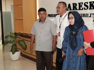 Wanita Histeris di Rapat Komisi III DPR dengan Kapolri Datangi Bareskrim Wanita Histeris di Rapat Komisi III DPR dengan Kapolri Datangi Bareskrim