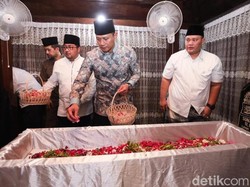 Ziarah ke Makam Sunan Giri, AHY Doakan Indonesia Selalu Rukun dan Damai
