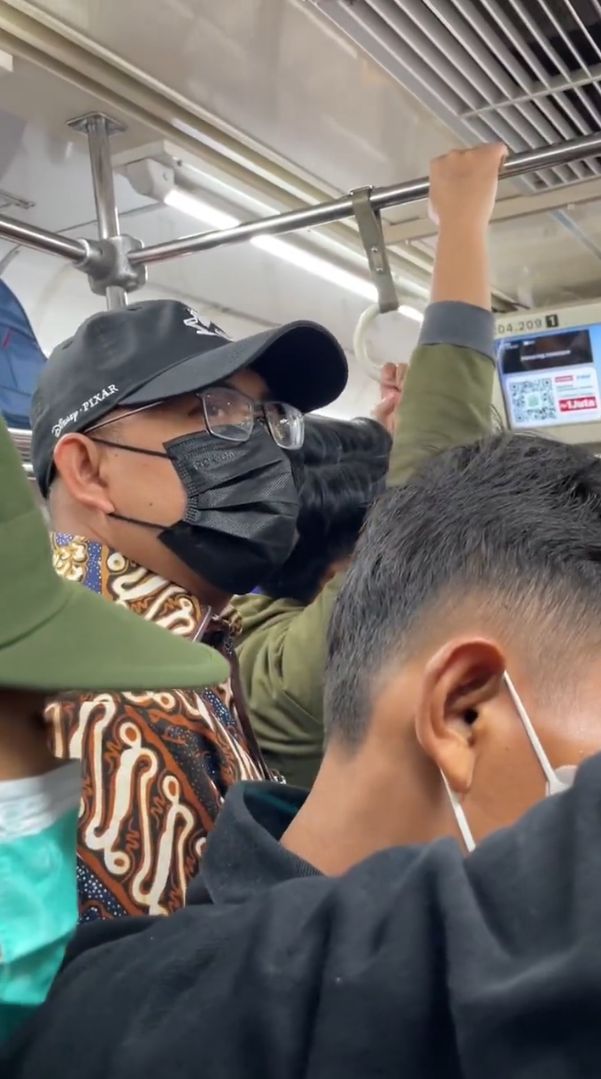 Andre Rosiade Jawab Tantangan Netizen Naik KRL di Jam Sibuk