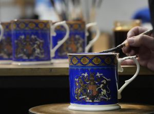 Apik! Begini Potret Pembuatan Mug Penobatan Raja Charles Apik! Begini Potret Pembuatan Mug Penobatan Raja Charles