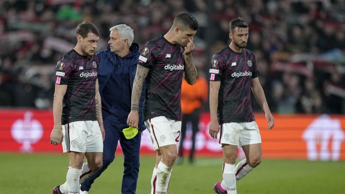 Romas head coach Jose Mourinho, second left, leaves the field with players after the first leg quarterfinal soccer match between Feyenoord and Roma at De Kuip stadium in Rotterdam, Netherlands, Thursday, April 13, 2023. (AP Photo/Peter Dejong)