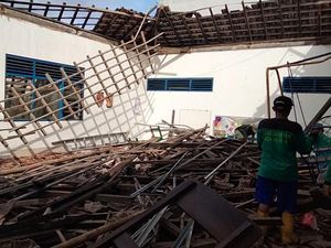 Bruuk! Atap Paud Melati di Jagalan Solo Ambruk