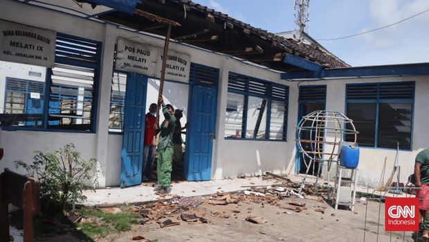 Atap PAUD Melati yang menumpang di Gedung PKK Kelurahan Jagalan, Solo roboh, Kamis (13/4) malam.