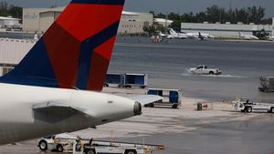 Bandara di Florida Ditutup Gegara Landasan Pacu Tergenang Air