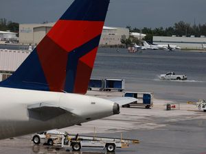Bandara di Florida Ditutup Gegara Landasan Pacu Tergenang Air