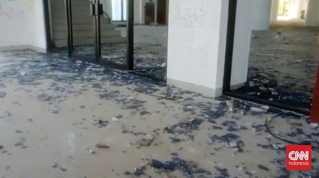 Bangunan di Kota Baru Lampung Terbangkalaidan Ditumbuhi Rumput Liar Bangunan di Kota Baru Lampung Terbangkalaidan Ditumbuhi Rumput Liar