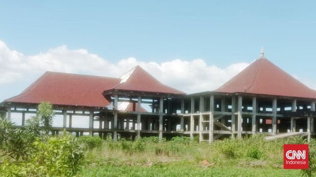 Bangunan di Kota Baru Lampung Terbangkalaidan Ditumbuhi Rumput Liar Bangunan di Kota Baru Lampung Terbangkalaidan Ditumbuhi Rumput Liar