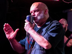 Kena Serangan Jantung, Eks Vokalis Iron Maiden Jalani Operasi Bypass