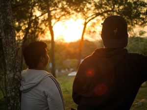 Arti Brother serta Contoh Kalimatnya dalam Lingkungan Keluarga dan Pertemanan