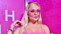 8 Penampilan Barbie Hidup, Wanita Ini Tampil Serba Pink Setiap Hari