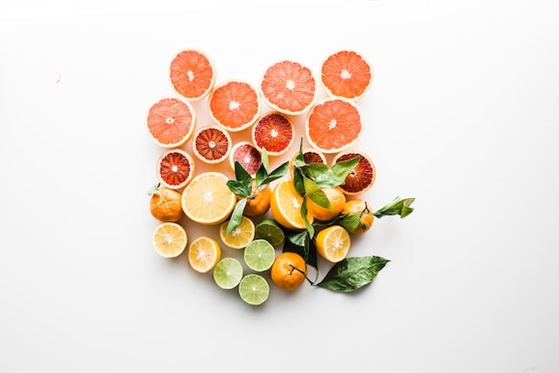 Buah Lemon dan sejenisnya/Foto: Unsplash/Brooke Lark