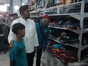 Berbagi Kebahagiaan, Bupati Fauzi Ajak Anak Yatim Belanja Baju Lebaran