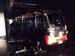 Bus Listrik di Pura Besakih Diduga Terbakar Saat Isi Daya Baterai Bus Listrik di Pura Besakih Diduga Terbakar Saat Isi Daya Baterai