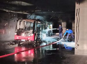 Bus Listrik untuk Pemedek Terbakar di Parkiran Pura Besakih Bus Listrik untuk Pemedek Terbakar di Parkiran Pura Besakih