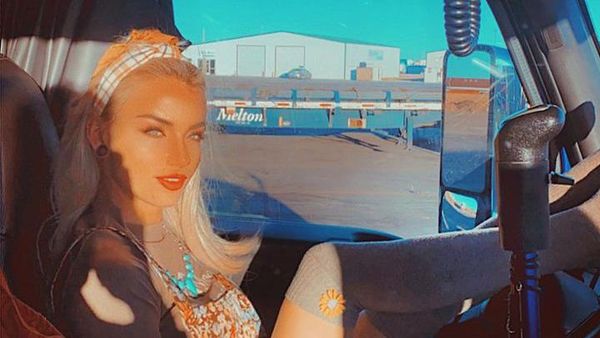 8 Foto Supir Truk Terseksi yang Di-PHK, Banjir Tawaran Job dari Penggemar