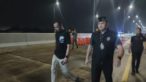 Dirkrimum Polda Metro Jaya Kombes Hengki Haryadi dan timnya turun atasi demo di Tol Jatikarya.