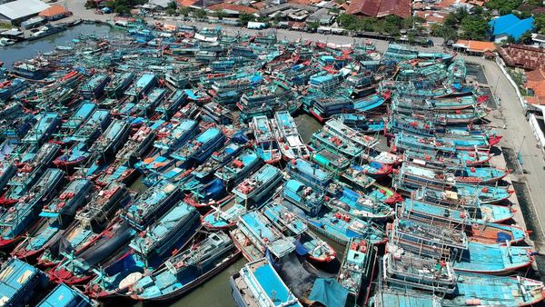 Ditinggal Mudik Lebaran, Kapal-kapal Nelayan Penuhi Pelabuhan Tegalsari