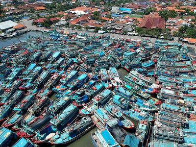 Ditinggal Mudik Lebaran, Kapal-kapal Nelayan Penuhi Pelabuhan Tegalsari