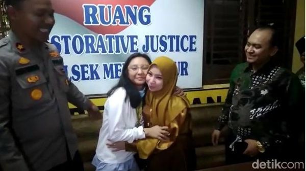 Momen Perdamaian Dokter Muda-Wanita Diamuknya, Diakhiri dengan Pelukan
