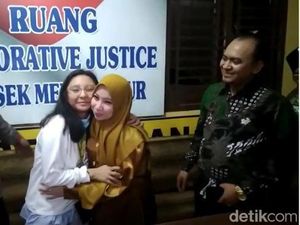 Momen Perdamaian Dokter Muda-Wanita Diamuknya, Diakhiri dengan Pelukan Momen Perdamaian Dokter Muda-Wanita Diamuknya, Diakhiri dengan Pelukan
