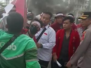 Viral Ojol Ribut dengan Mahasiswa yang Demo Tutup Jalan di Medan Viral Ojol Ribut dengan Mahasiswa yang Demo Tutup Jalan di Medan