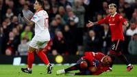 Akibat terjangan Lamela, Casemiro tampak kesakitan. Foto: Action Images via Reuters/LEE SMITH