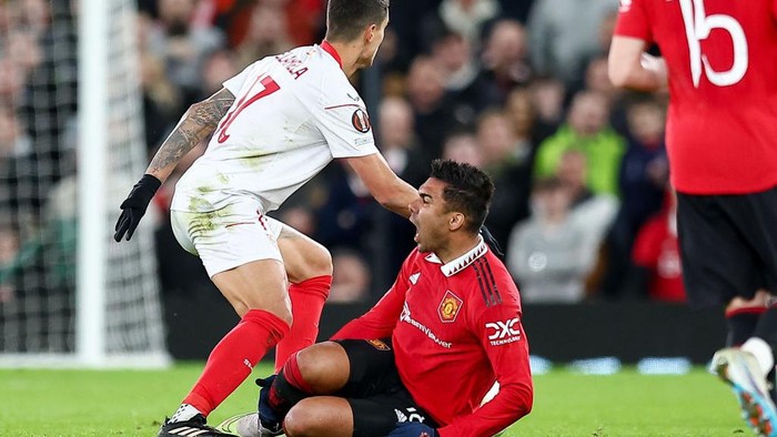 MANCHESTER, ENGLAND - APRIL 13: Erik Lamela of Sevilla FC and Casemiro of Manchester United battle for the ball during the UEFA Europa League quarterfinal first leg match between Manchester United and Sevilla FC at Old Trafford on April 13, 2023 in Manchester, United Kingdom. (Photo by Michael Zemanek/DeFodi Images via Getty Images)
